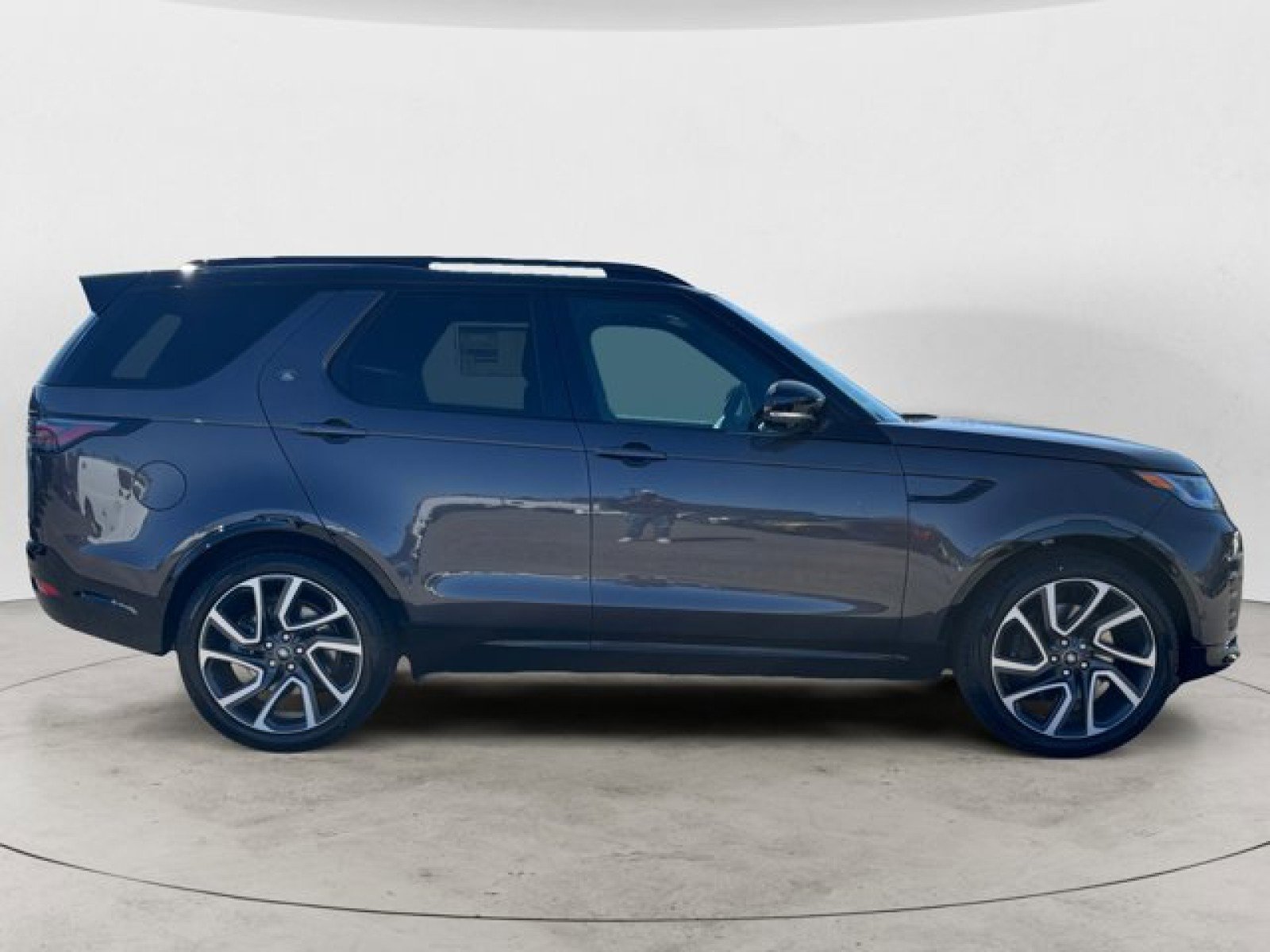 New 2025 Land Rover Discovery Dynamic SE image 3