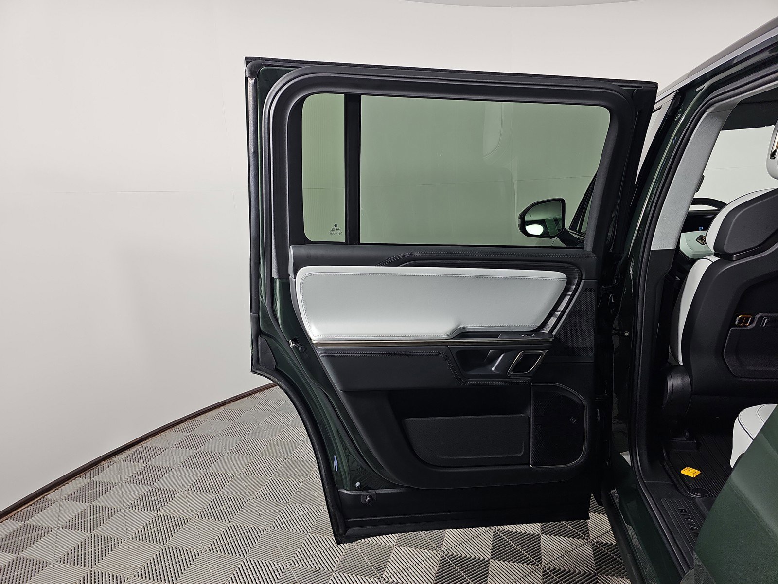 Used 2023 Rivian R1S Adventure AWD/4WD image 17