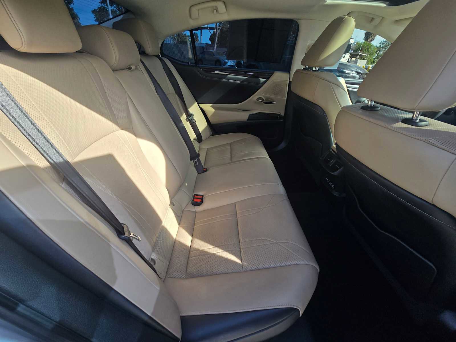 Used 2019 Lexus ES 300h image 14