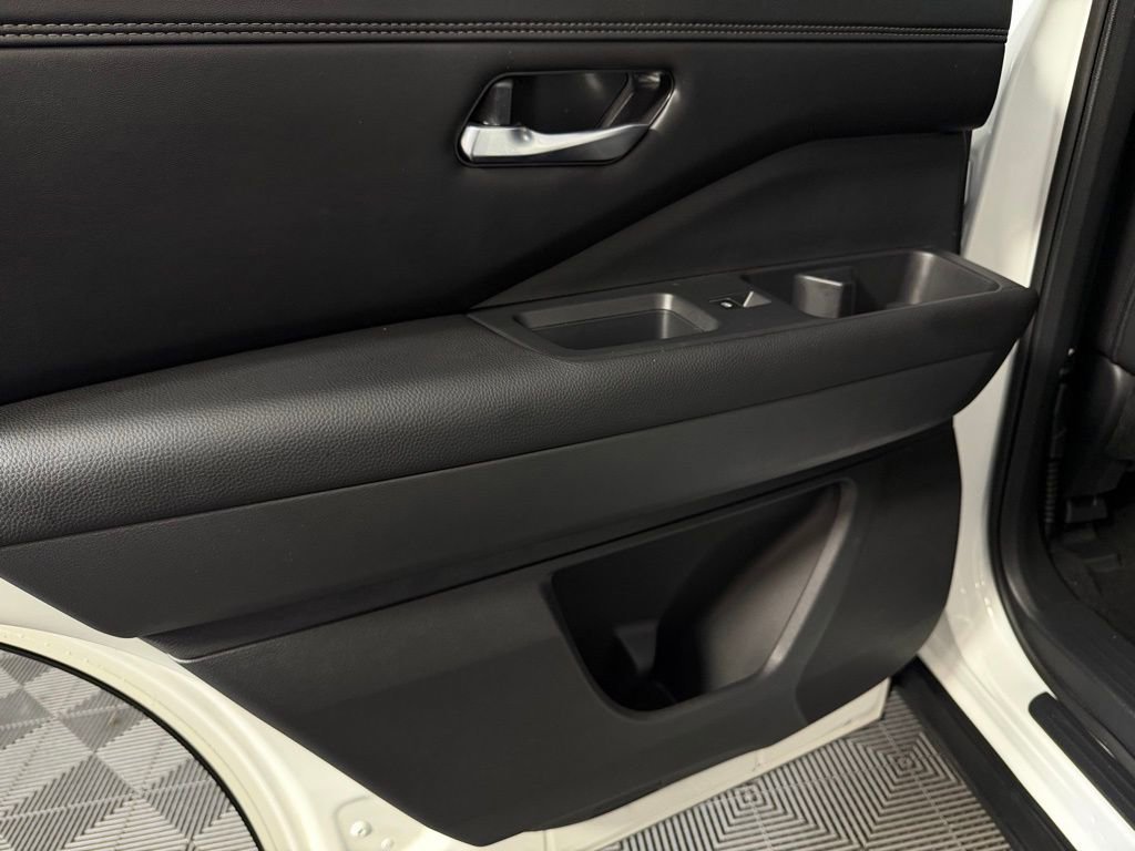 Used 2024 Nissan Pathfinder Platinum w/ Black Appearance Package image 30