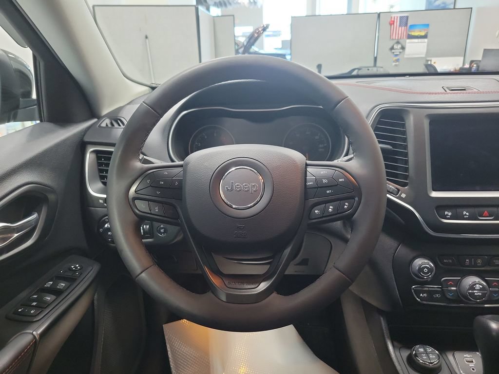 Used 2023 Jeep Cherokee Trailhawk AWD/4WD image 30