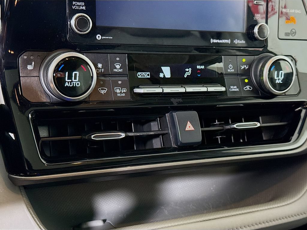 Certified 2021 Toyota Highlander XLE AWD/4WD image 10