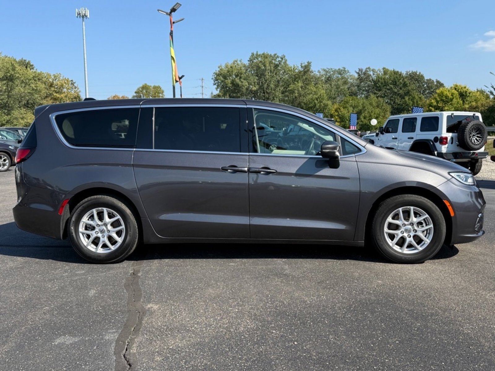 Used 2023 Chrysler Pacifica Touring-L image 9