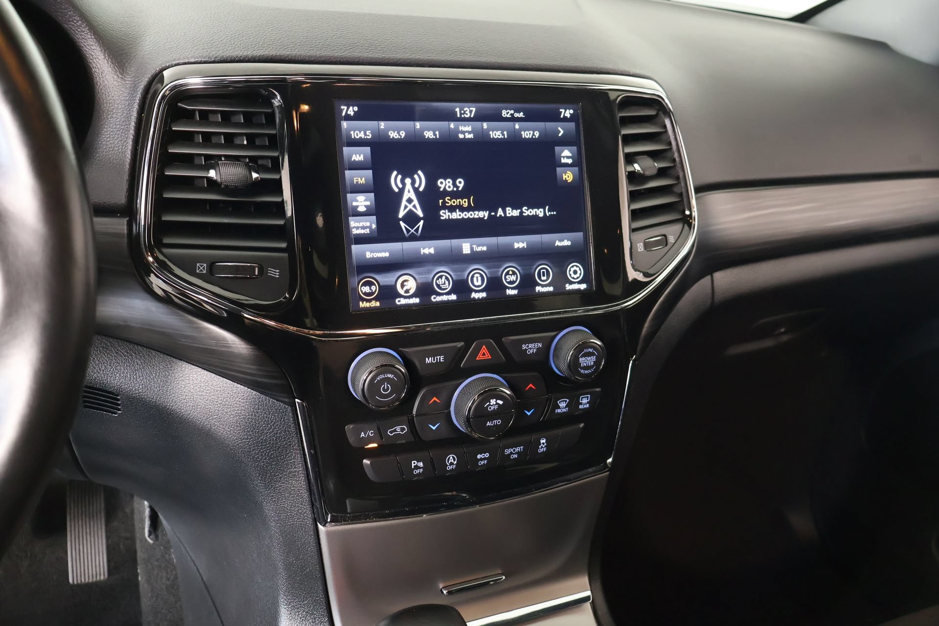 Used 2021 Jeep Grand Cherokee Laredo X AWD/4WD image 5