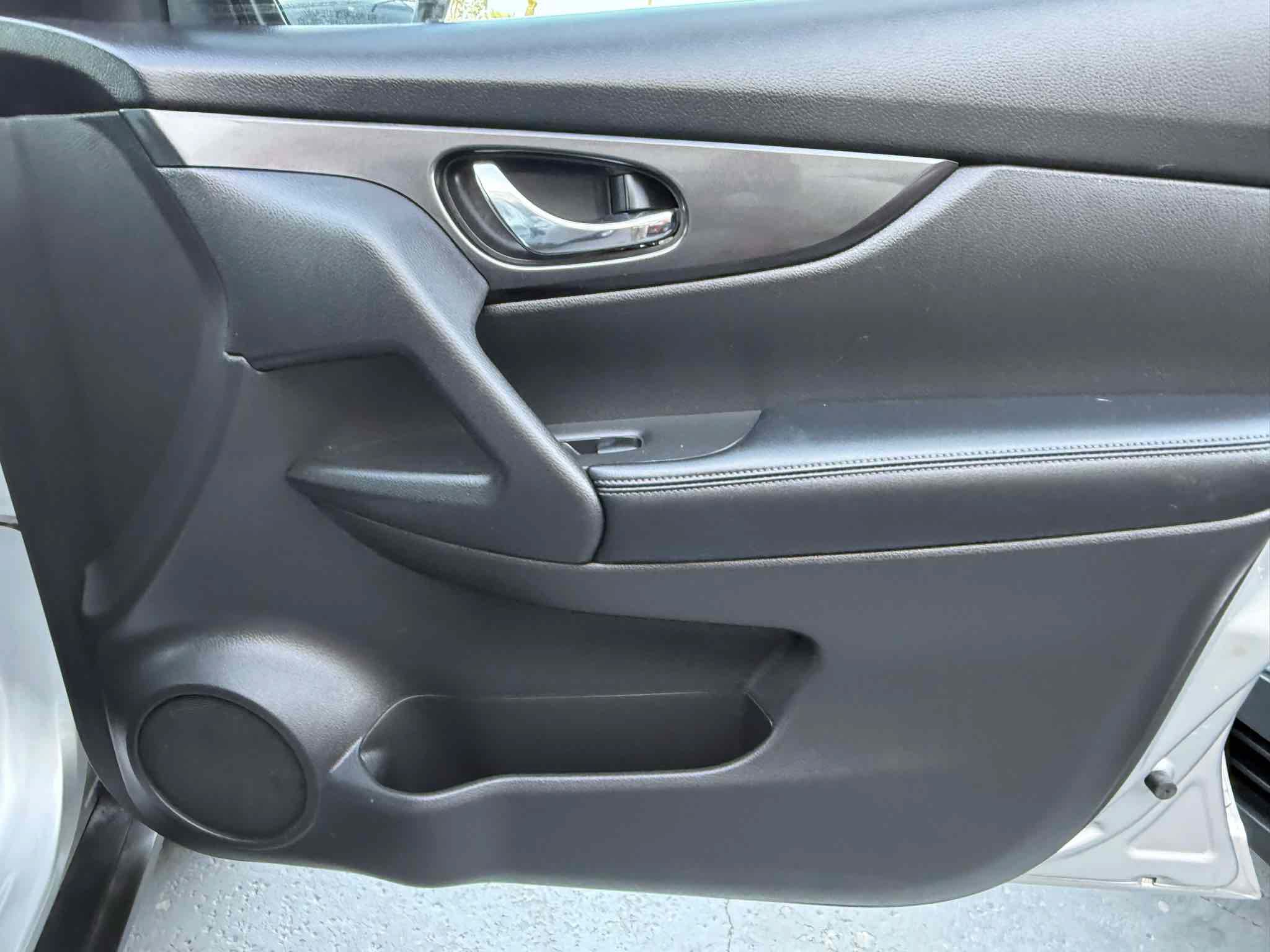 Used 2017 Nissan Rogue SV FWD image 42