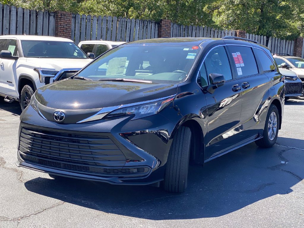 New 2026 Toyota Sienna LE FWD image 6