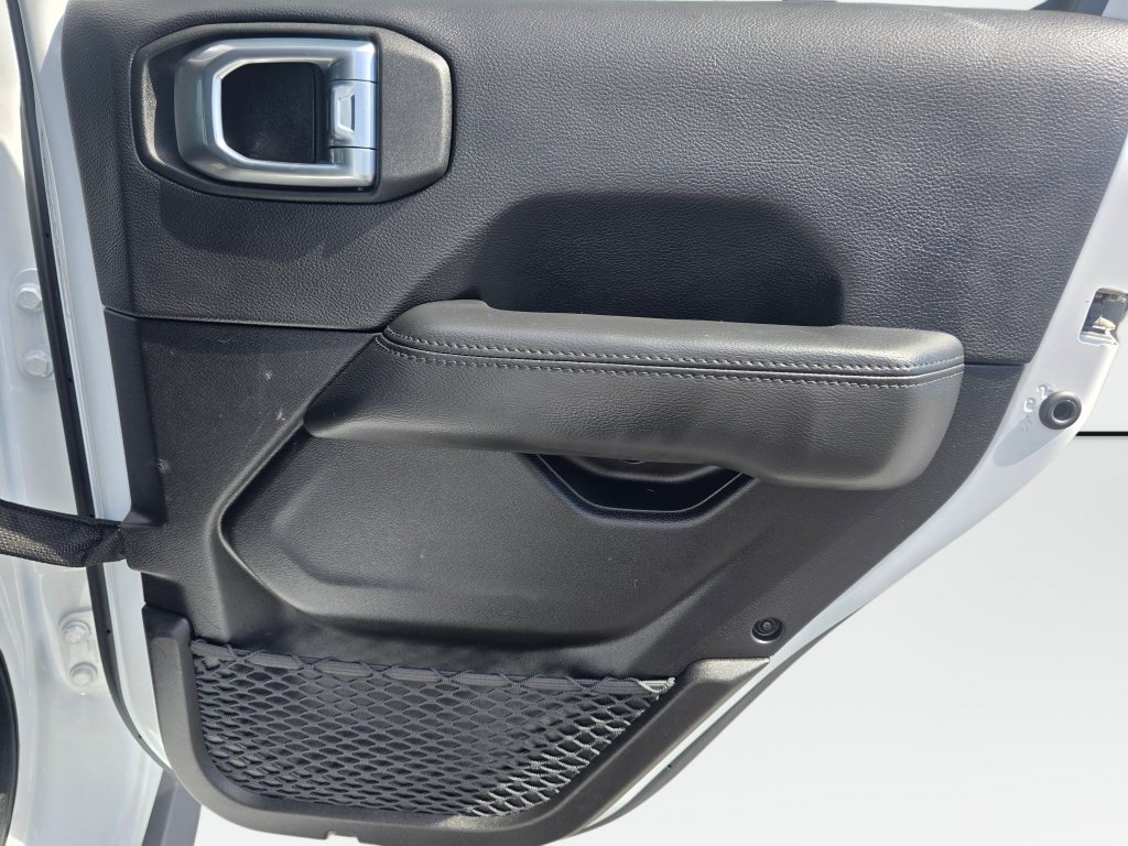 Used 2022 Jeep Wrangler Unlimited Sahara AWD/4WD image 28