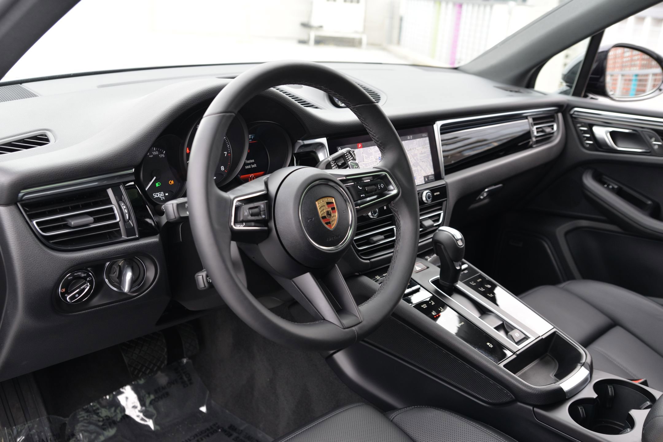 Certified 2025 Porsche Macan image 4