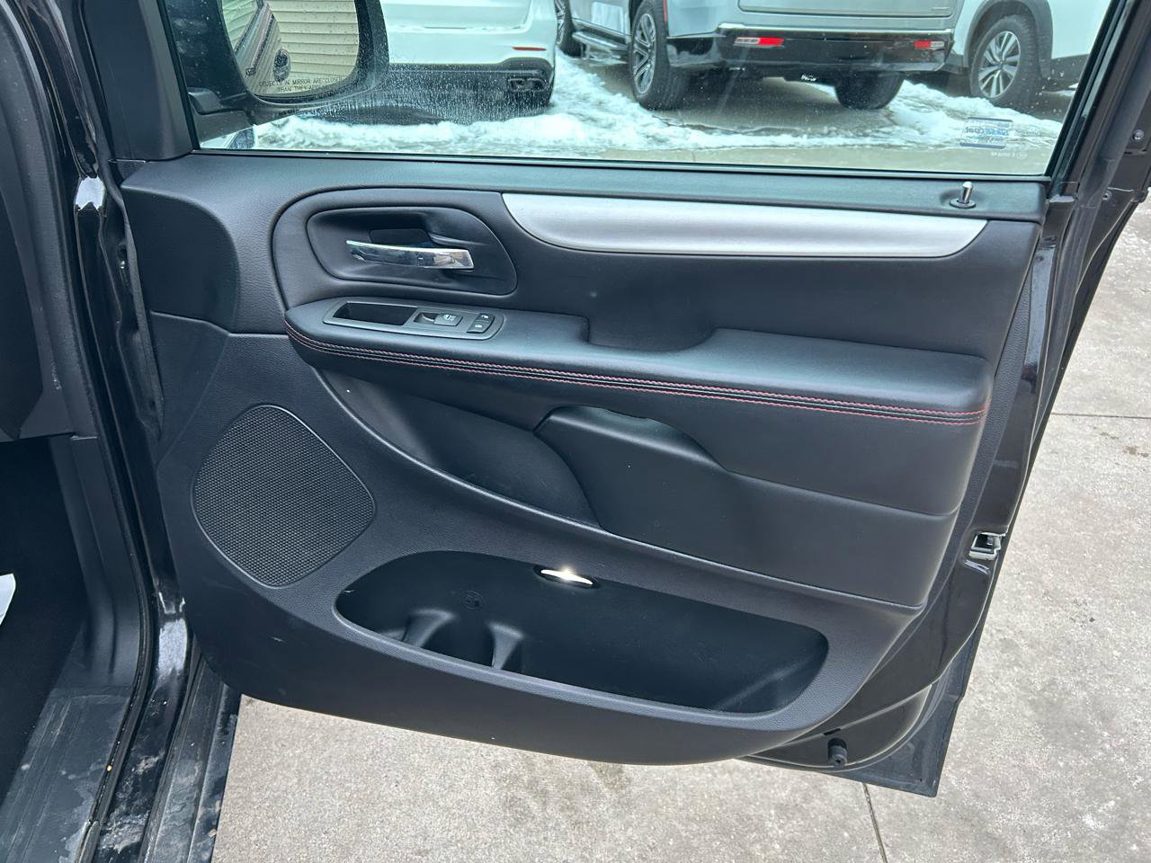 Used 2013 Dodge Grand Caravan R/T w/ Driver Convenience Group FWD image 15