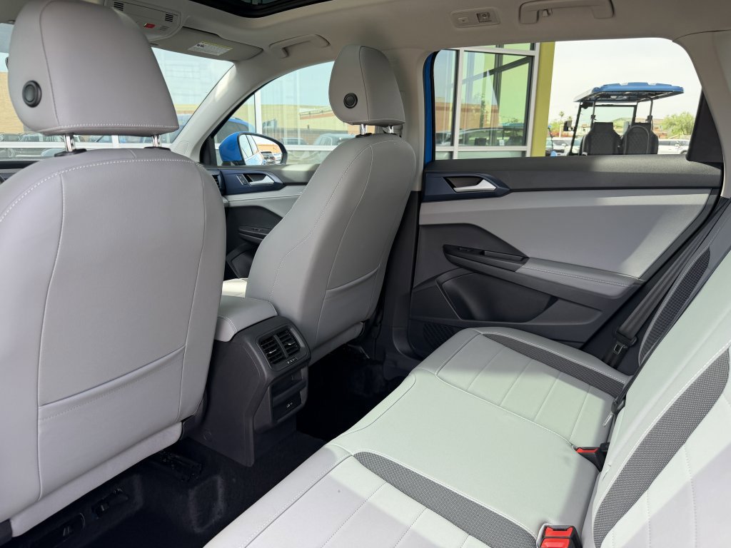 Used 2024 Volkswagen Taos SE w/ Panoramic Sunroof Package FWD image 33