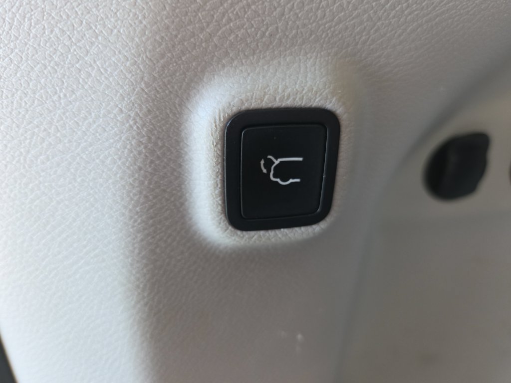Used 2019 Jeep Cherokee Limited FWD image 13