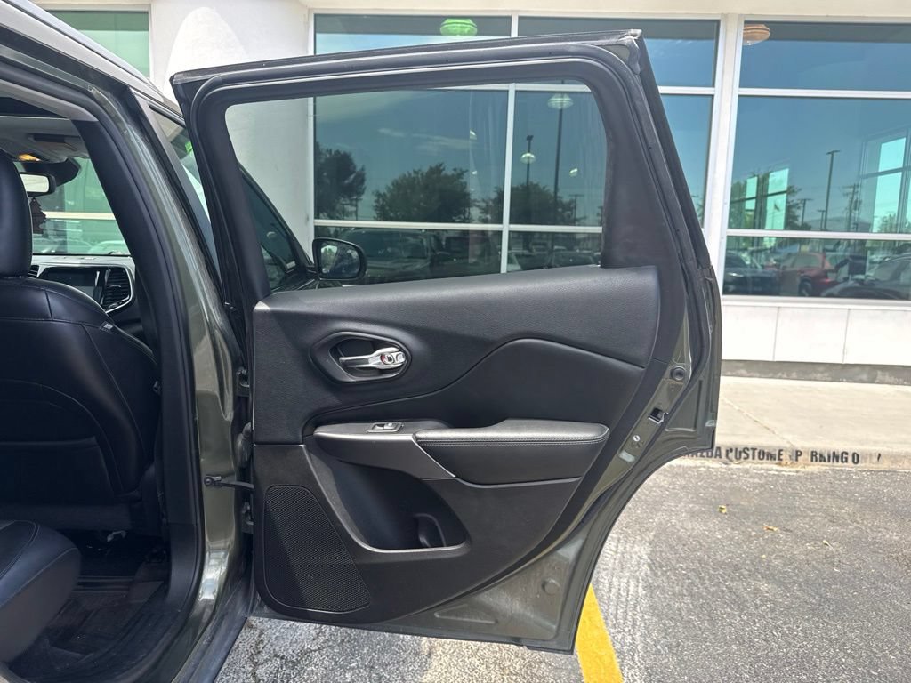 Used 2019 Jeep Cherokee Limited w/ Luxury Group AWD/4WD image 8