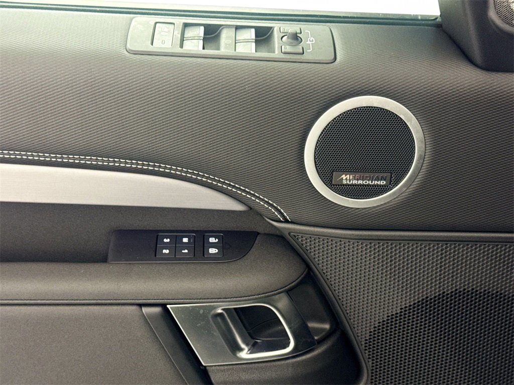 New 2026 Land Rover Discovery Limited Edition image 17