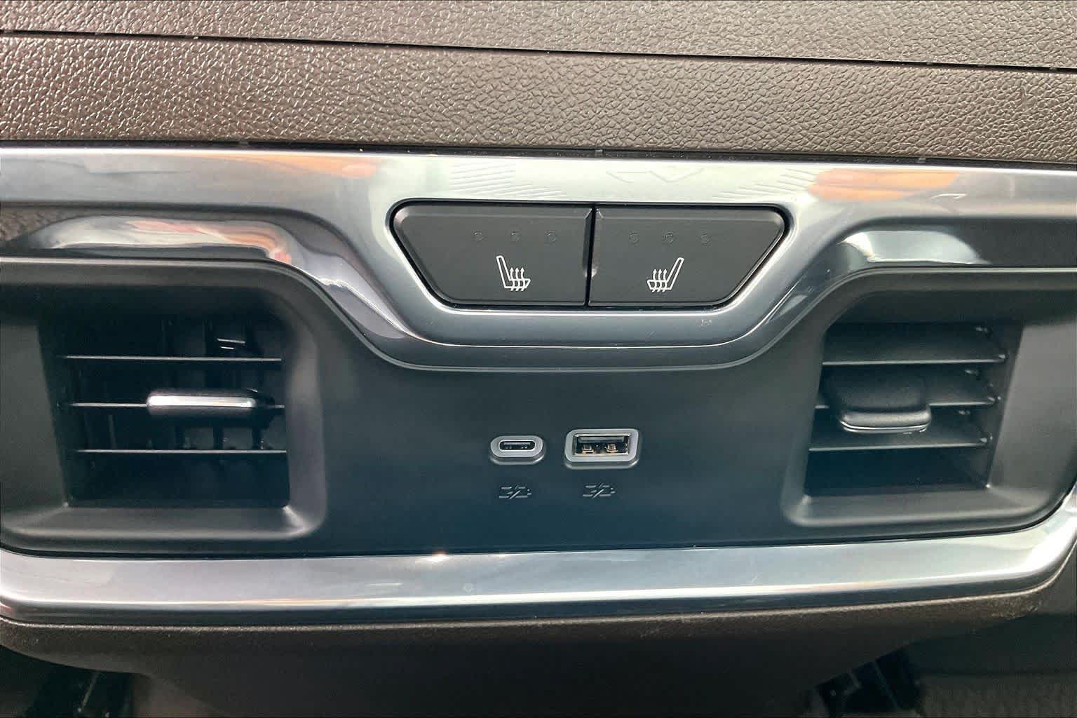 Used 2024 GMC Sierra 2500 Denali w/ Technology Package AWD/4WD image 32
