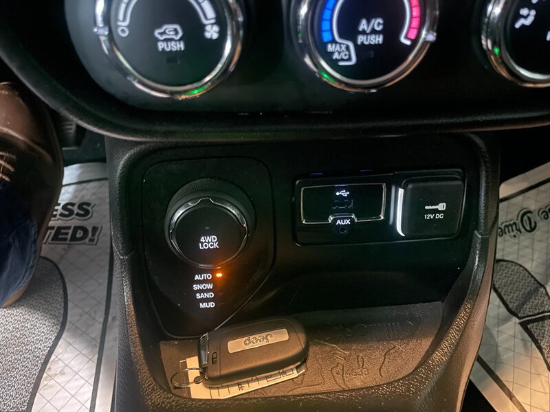 Used 2017 Jeep Renegade Altitude AWD/4WD image 14