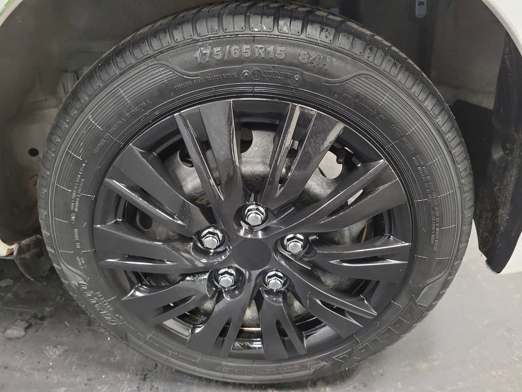 Used 2016 Toyota Yaris L image 10