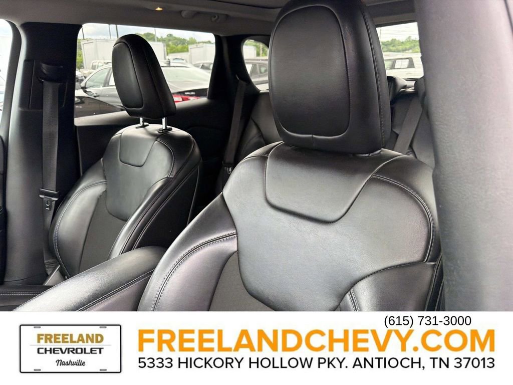 Used 2019 Jeep Cherokee Latitude Plus w/ Comfort/Convenience Group FWD image 24