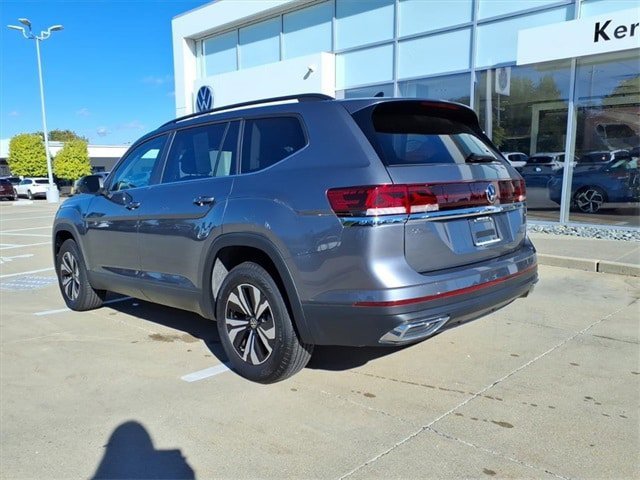 Certified 2025 Volkswagen Atlas SE image 3