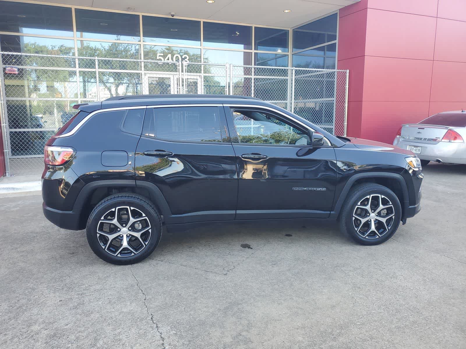 Used 2024 Jeep Compass Latitude AWD/4WD image 7