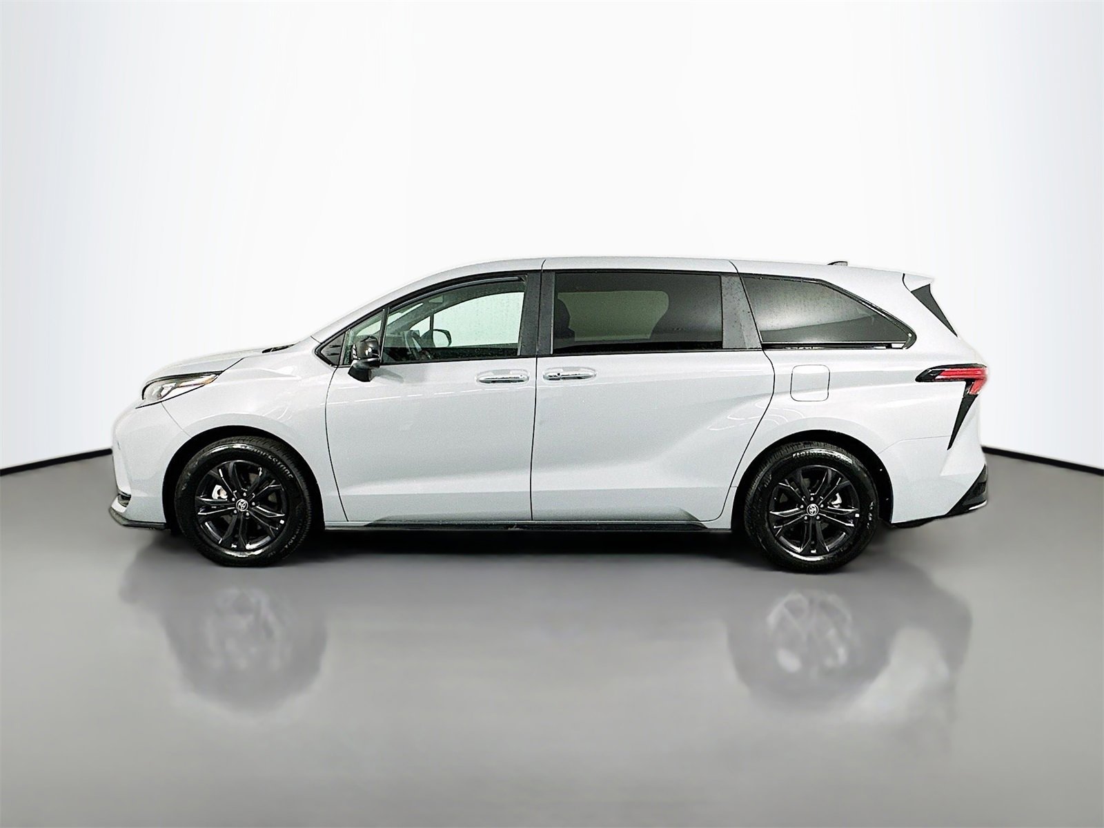 Certified 2025 Toyota Sienna XSE image 4