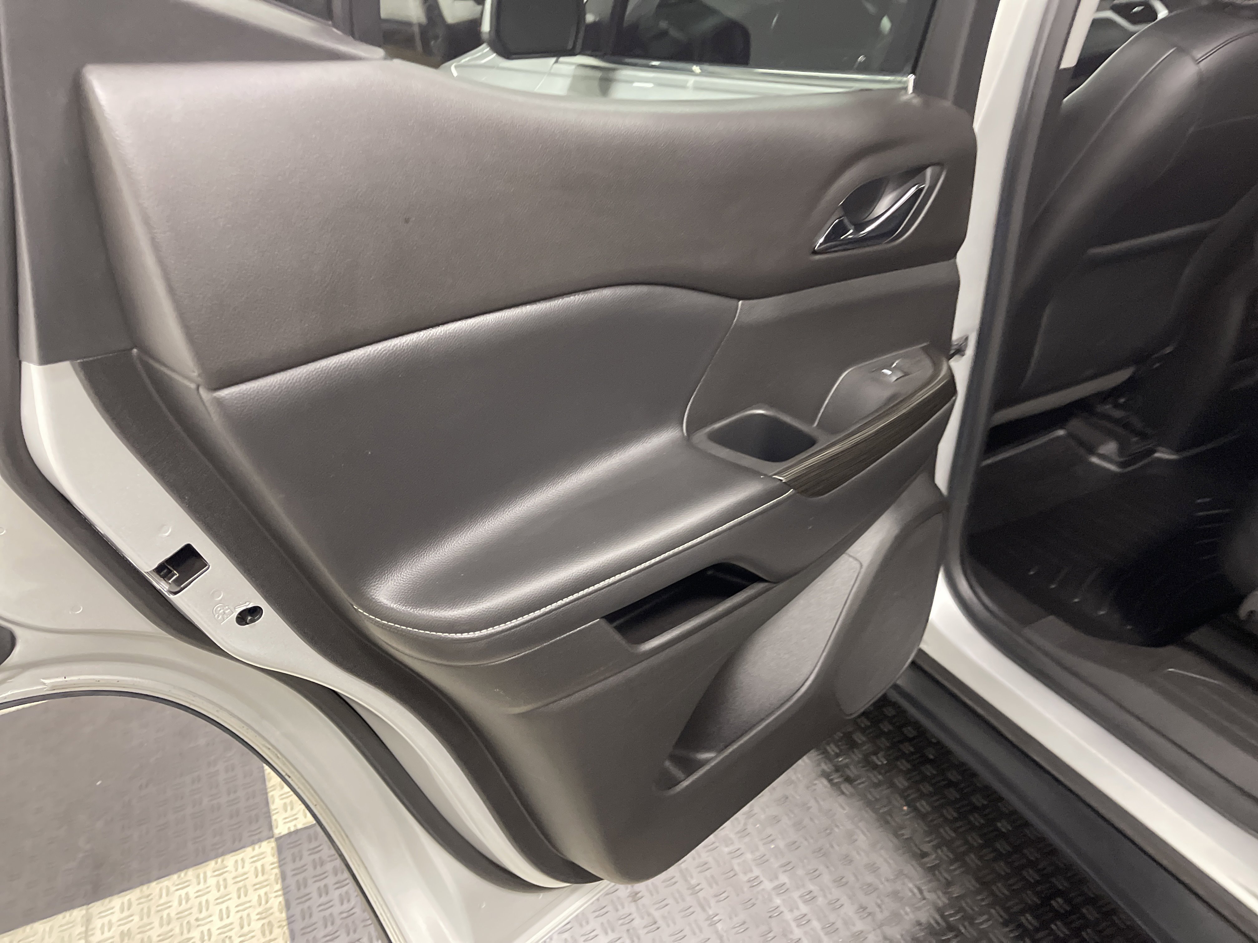 Used 2019 GMC Acadia SLT AWD/4WD image 15