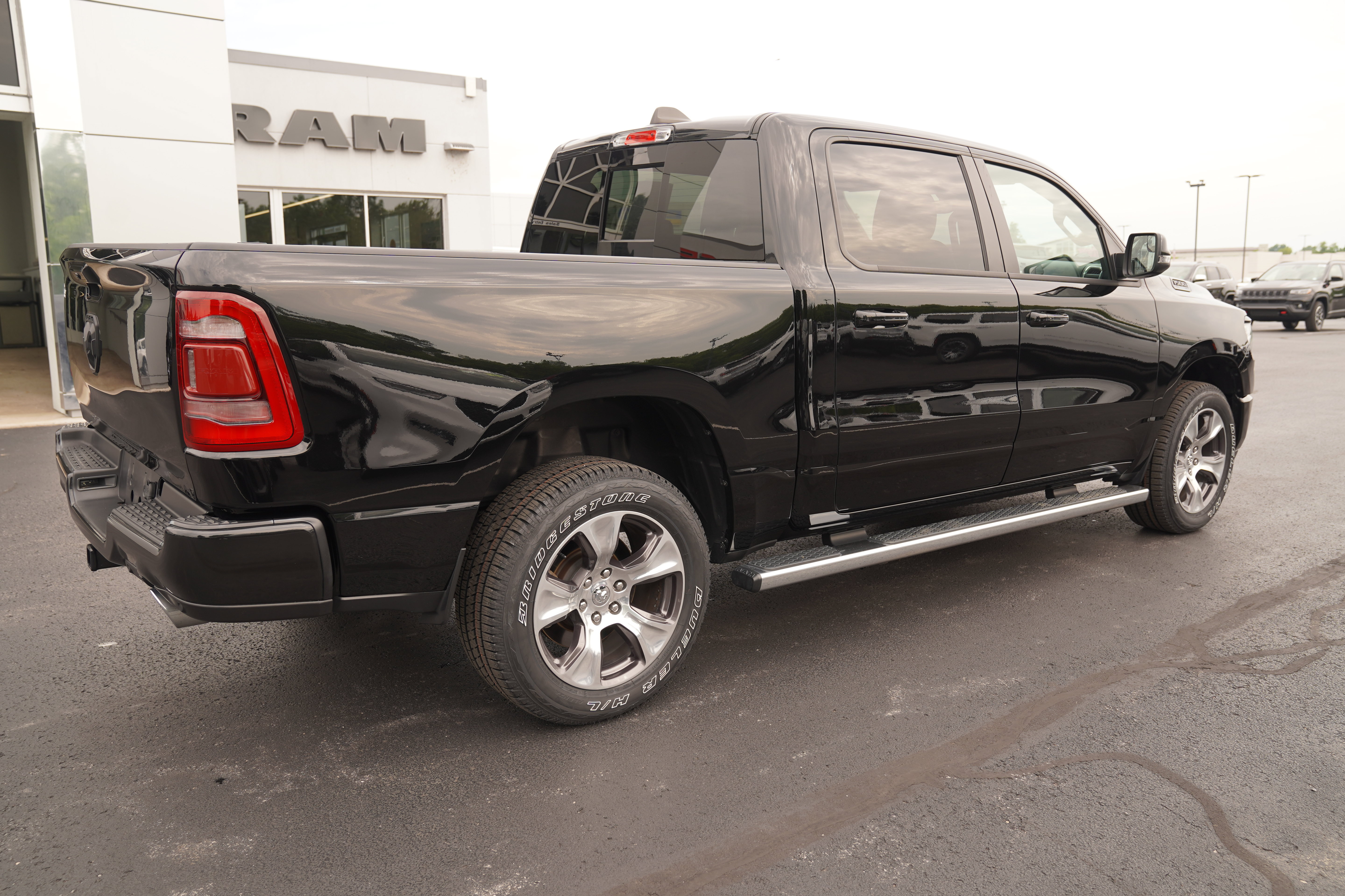 Used 2023 RAM 1500 Laramie AWD/4WD image 3