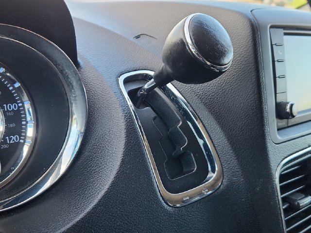 Used 2013 Chrysler Town & Country Touring FWD image 44