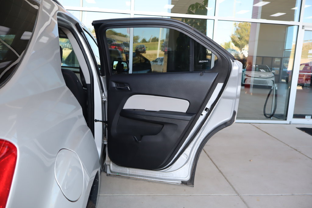 Used 2017 Chevrolet Equinox LT w/ Driver Confidence Package II AWD/4WD image 32