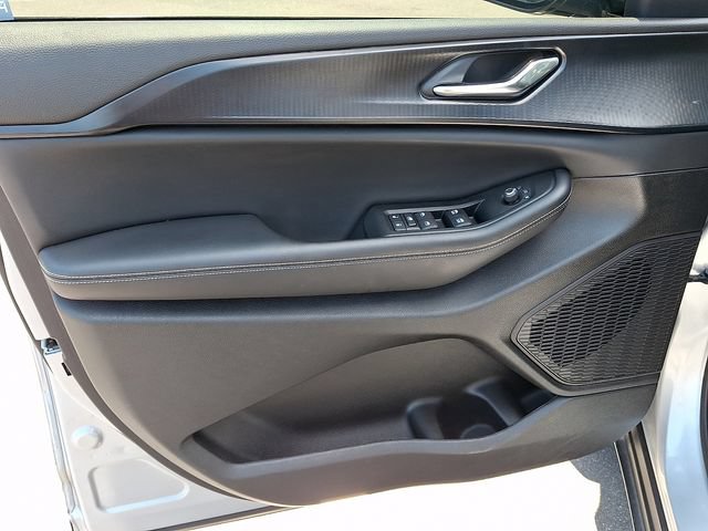 Used 2024 Jeep Grand Cherokee Altitude RWD image 9