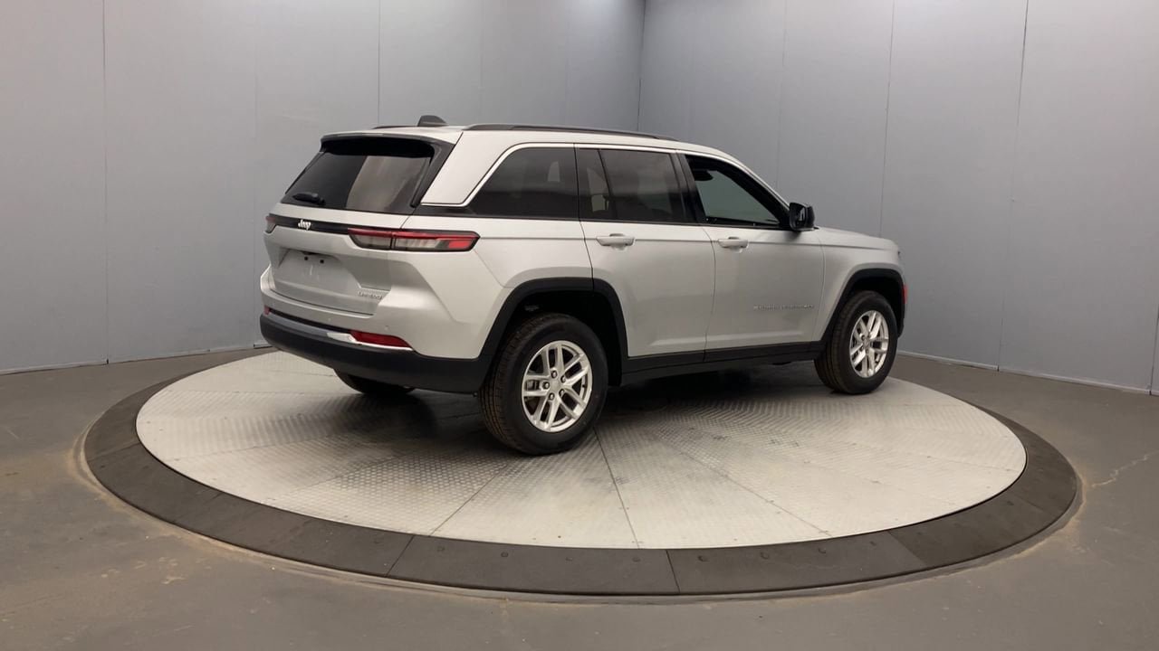 New 2025 Jeep Grand Cherokee Laredo X w/ Luxury Tech Group I AWD/4WD image 4