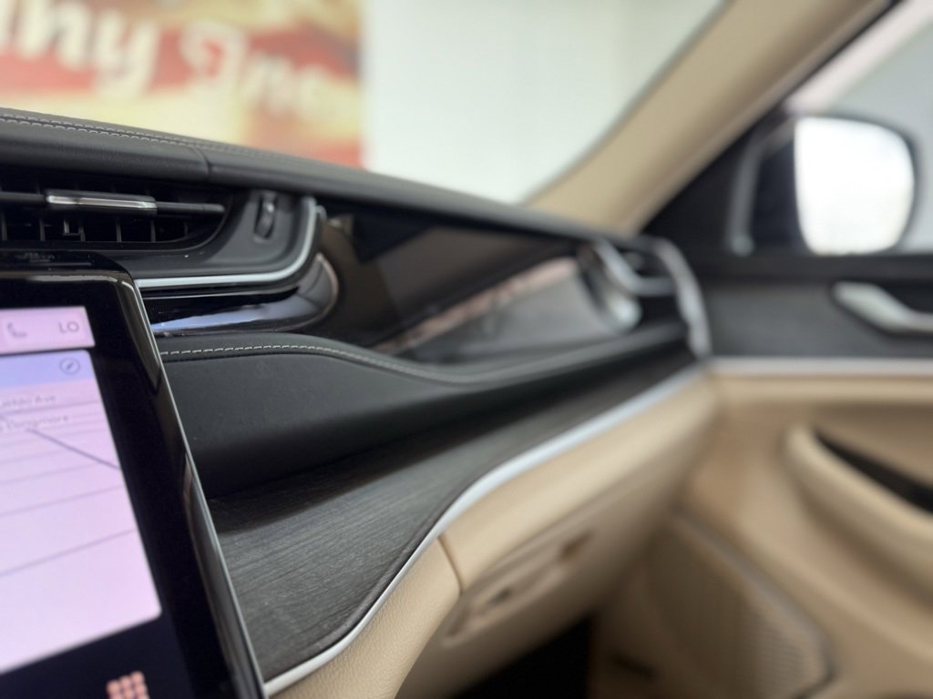 Used 2022 Jeep Grand Cherokee Limited w/ Luxury Tech Group II image 37