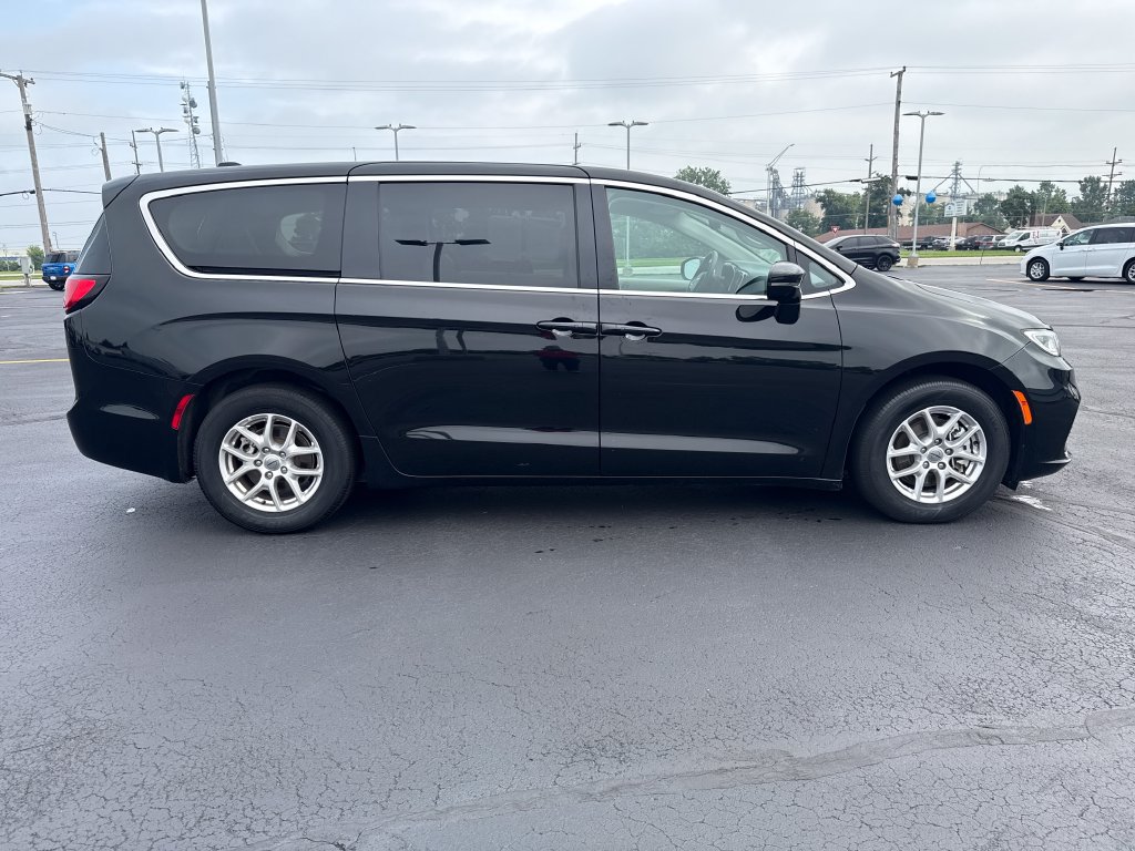 Used 2024 Chrysler Pacifica Touring-L FWD image 8