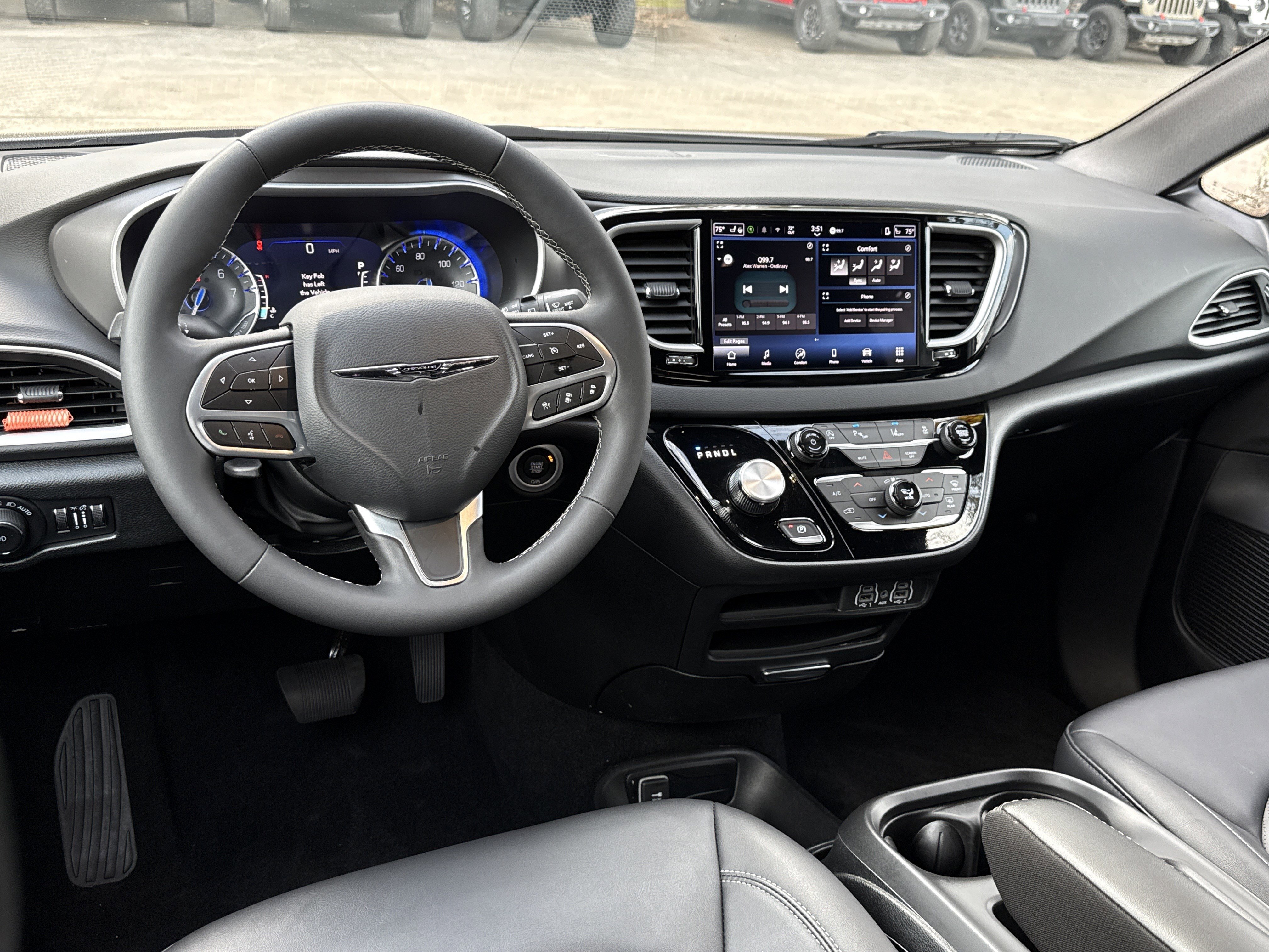 Used 2025 Chrysler Pacifica Select image 21