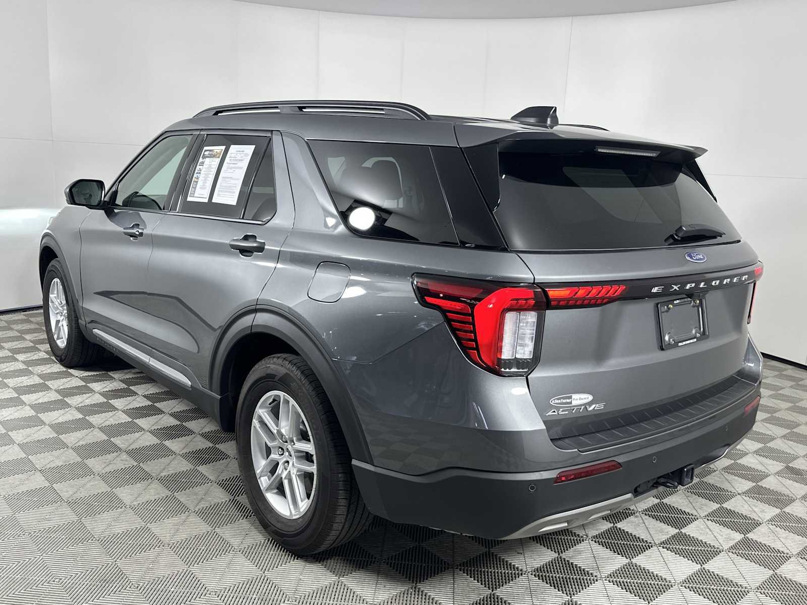 Used 2025 Ford Explorer Active w/ Active Comfort Package RWD image 6