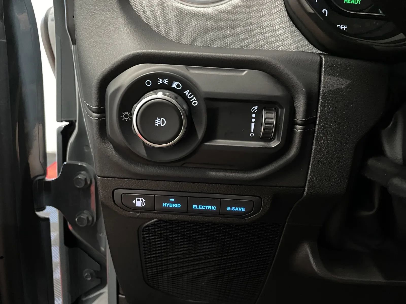 Used 2025 Jeep Wrangler Unlimited Sahara w/ Safety Group AWD/4WD image 28