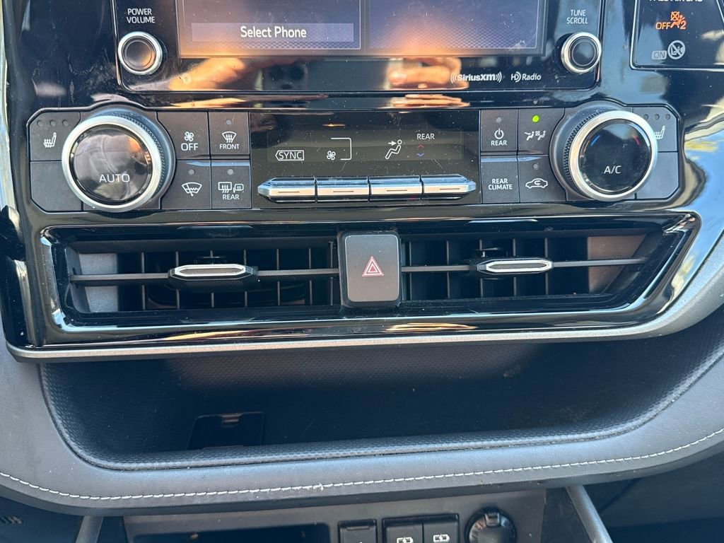 Used 2020 Toyota Highlander XLE image 22