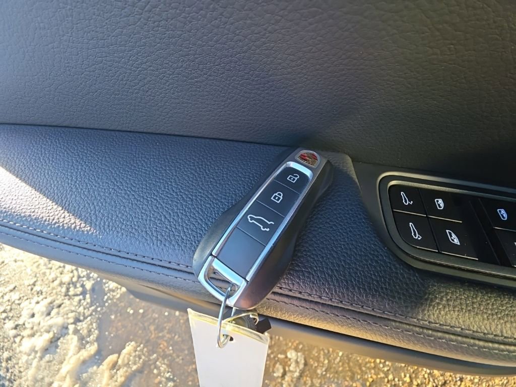 Used 2023 Porsche Cayenne Platinum Edition image 27