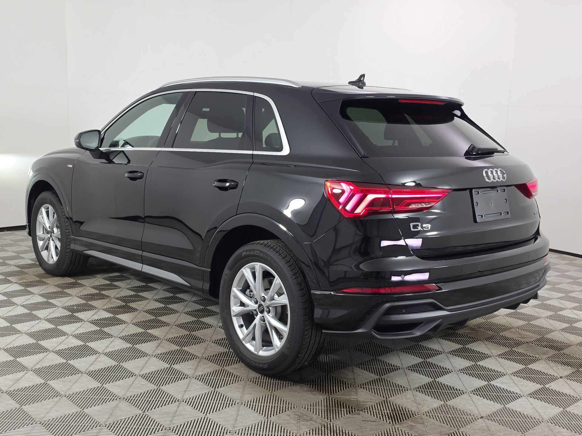 Certified 2025 Audi Q3 2.0T Premium Plus w/ Premium Plus Package AWD/4WD image 5