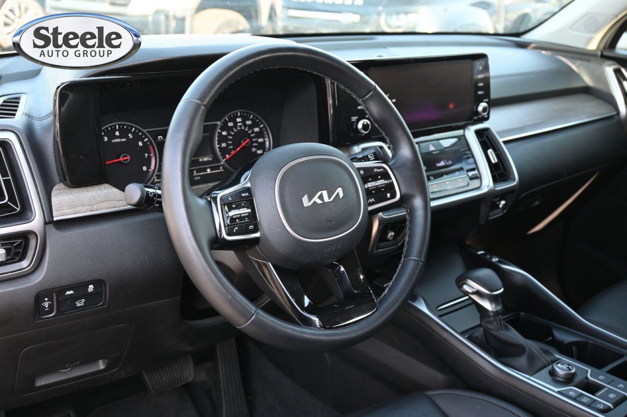 Used 2023 Kia Sorento EX w/ Panoramic Sunroof Package FWD image 17