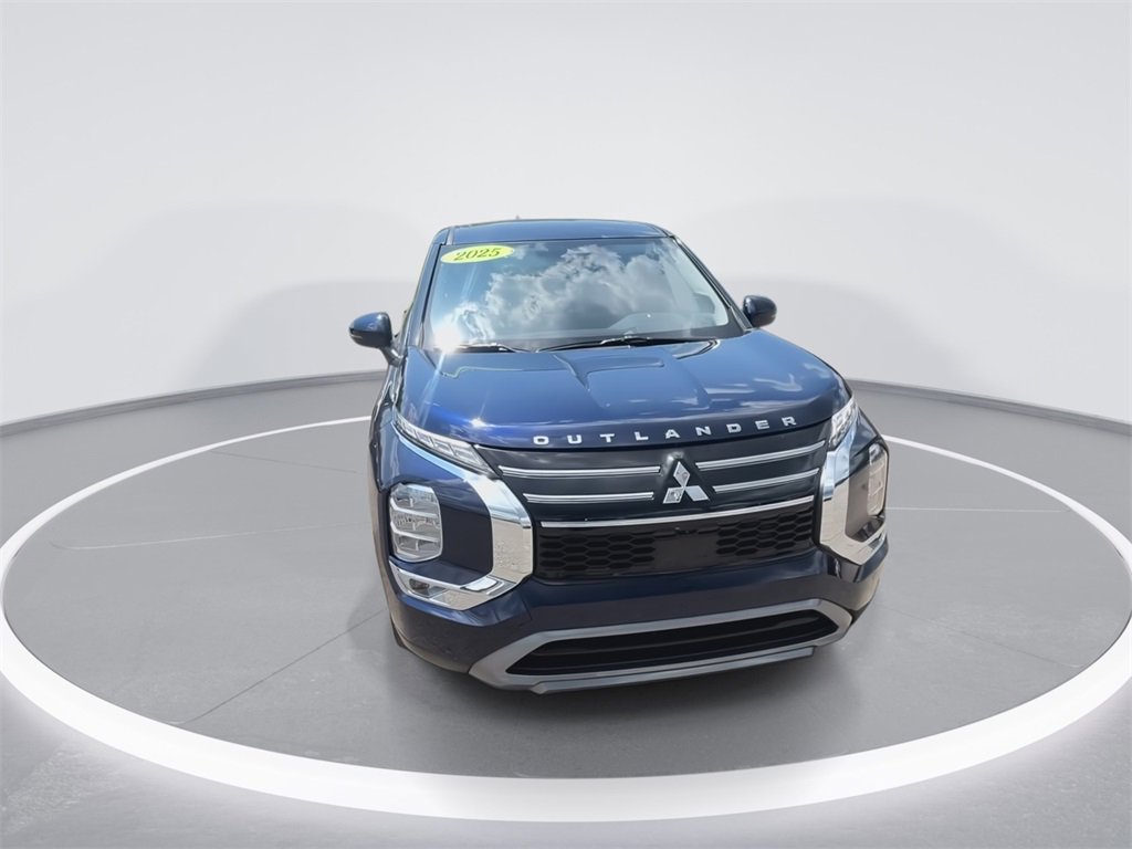 New 2025 Mitsubishi Outlander SE image 3