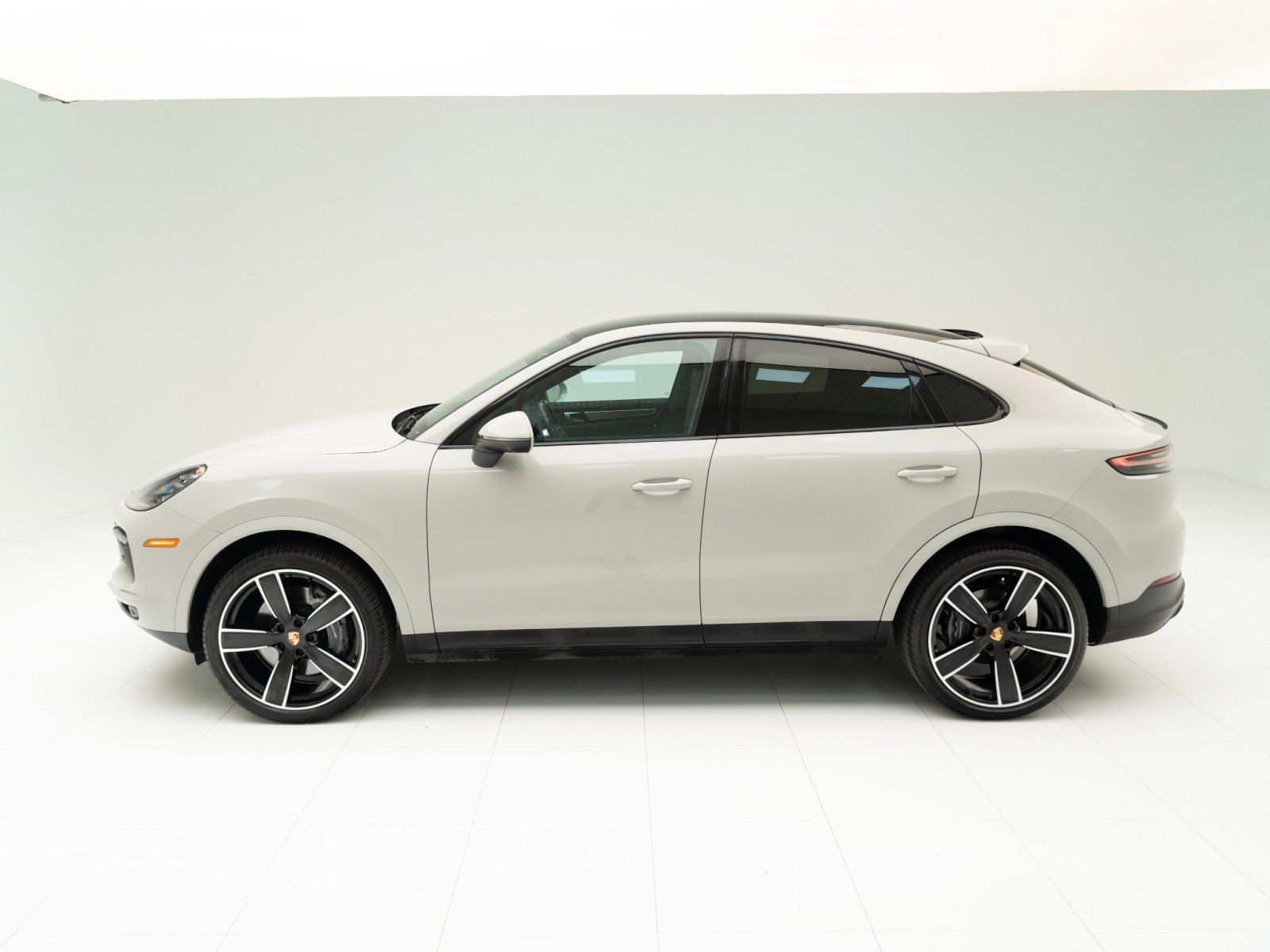 Certified 2022 Porsche Cayenne Platinum Edition image 2