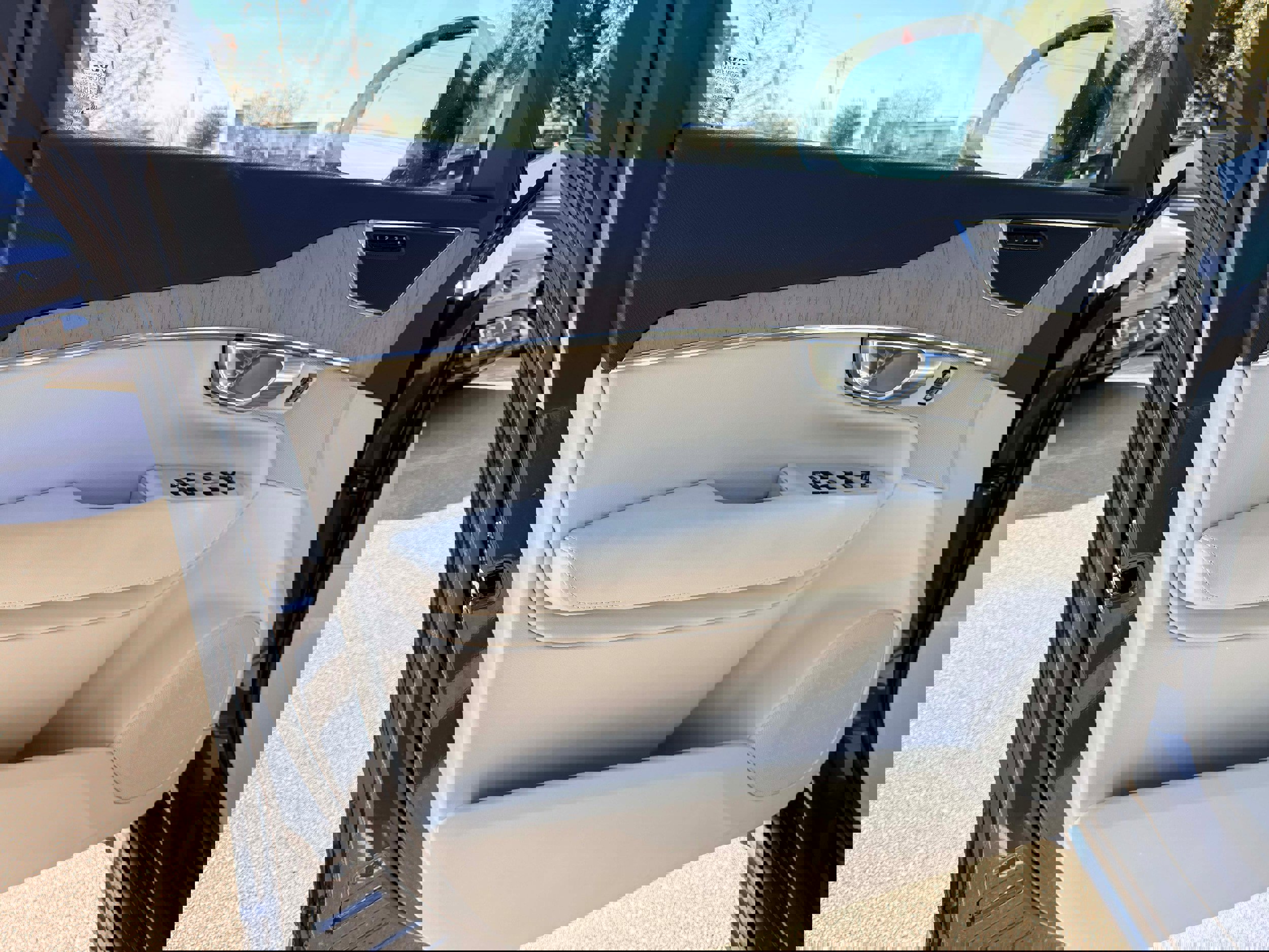 Used 2025 Volvo XC90 B6 Plus w/ Protection Package image 10