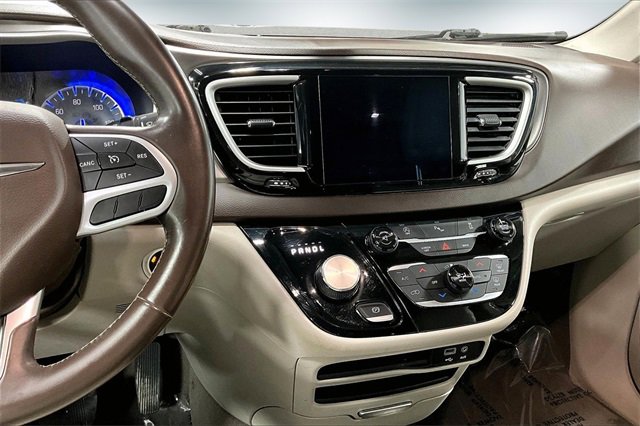Used 2017 Chrysler Pacifica Touring-L image 11