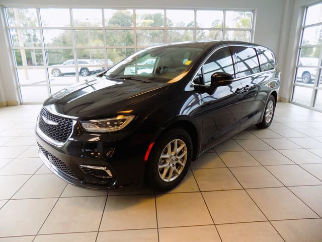 Used 2024 Chrysler Pacifica Touring-L image 3