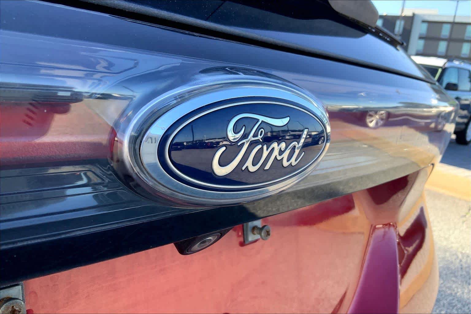 Used 2017 Ford Edge Titanium w/ Technology Package FWD image 10