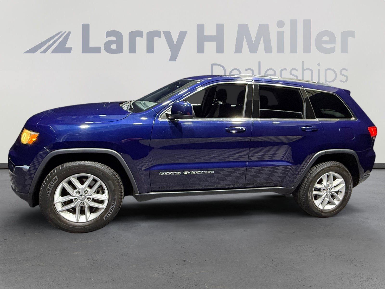 Used 2017 Jeep Grand Cherokee Laredo w/ Quick Order Package 23E AWD/4WD image 2