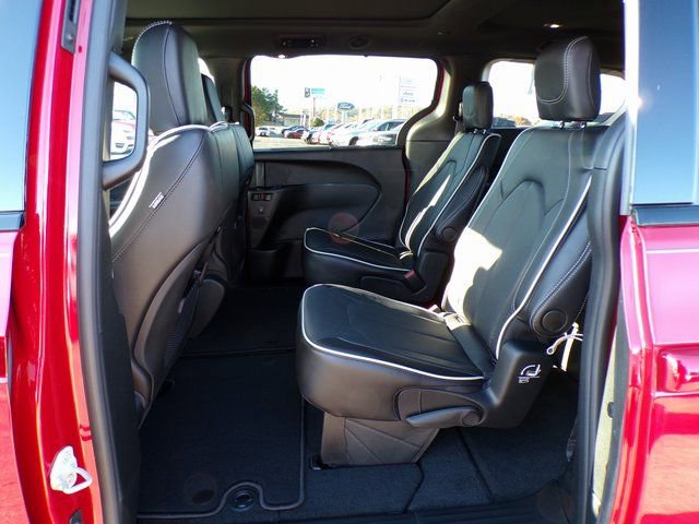 New 2026 Chrysler Pacifica Limited w/ S Appearance Package AWD/4WD image 10