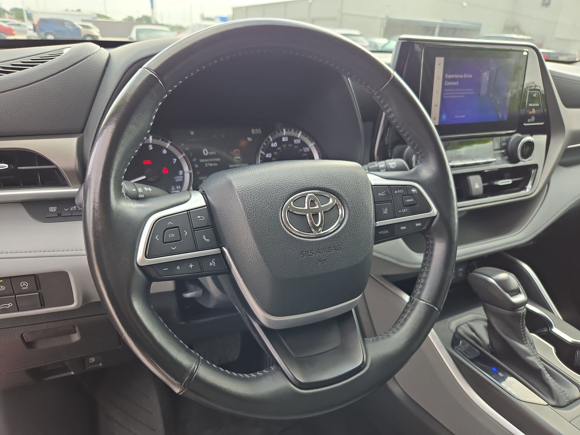Used 2023 Toyota Highlander LE FWD image 17
