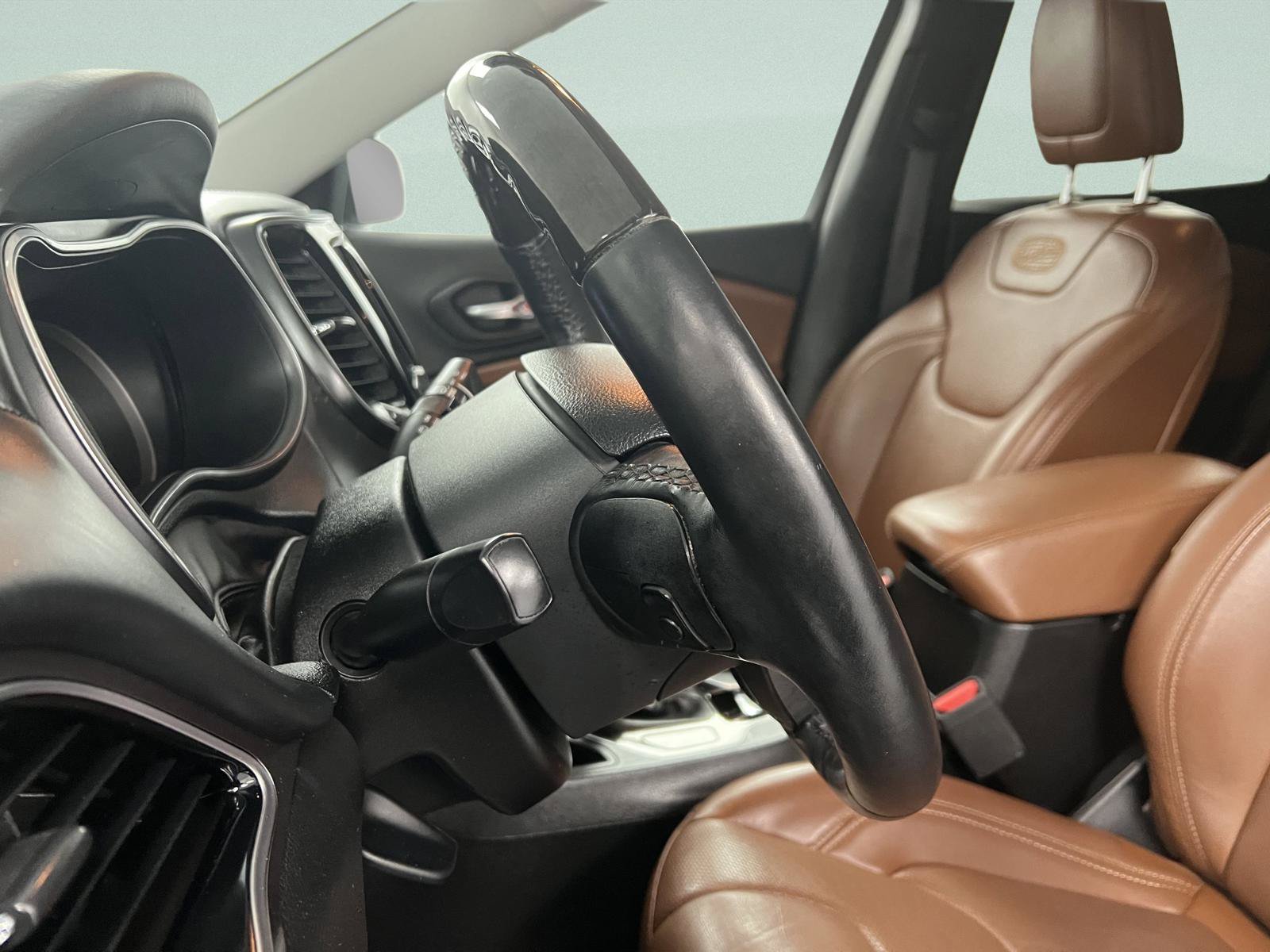 Used 2019 Jeep Cherokee Overland w/ Technology Group FWD image 32