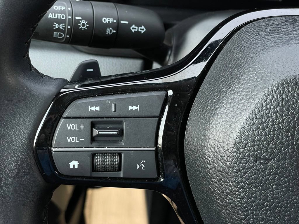 Certified 2025 Honda Pilot Touring image 15